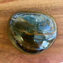Load image into Gallery viewer, Tiger Iron Palm Stone, P60